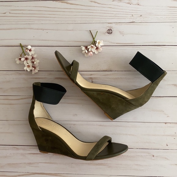 Banana Republic olive green sandal - Picture 4 of 16